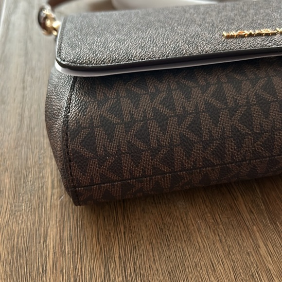 New MICHAEL KORS
Medium Logo Convertible Crossbody Bag. 13 - Picture 4 of 10